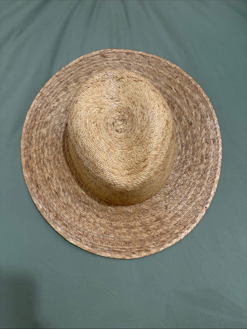 Lack of color straw hat